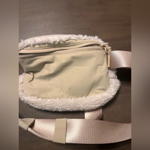 Lulú Lemon Cream Plush Fleece Everywhere Belt Bag - Picture 4 of 6
